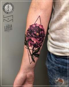 tatuaje_brazo_flor_geometria_Nastia_Milk_Logia_Barcelona